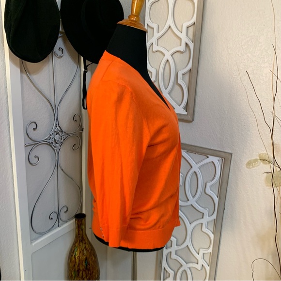 Gap light front button waist sweater. - Picture 2 of 10